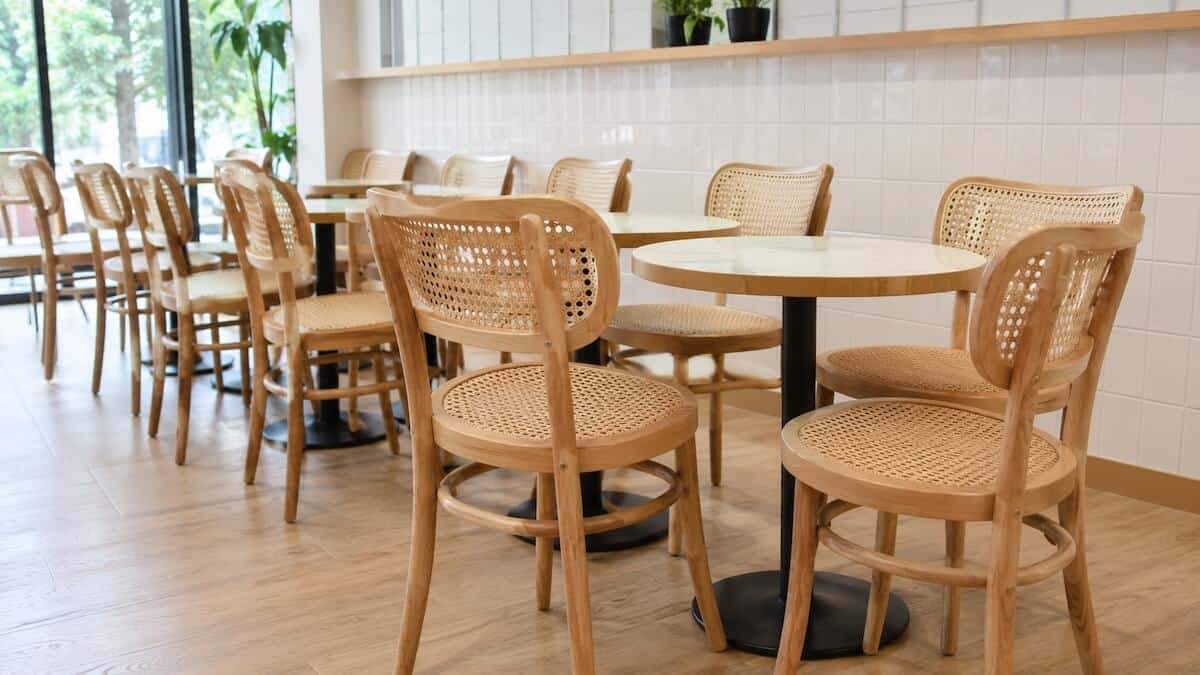 coffee-shop-table-chairs